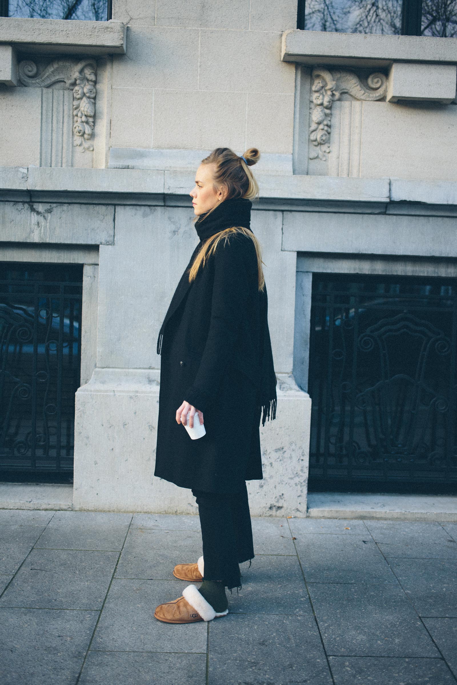 ruthvansoom-uggslippers-omoda-outfit-streetstyle-4